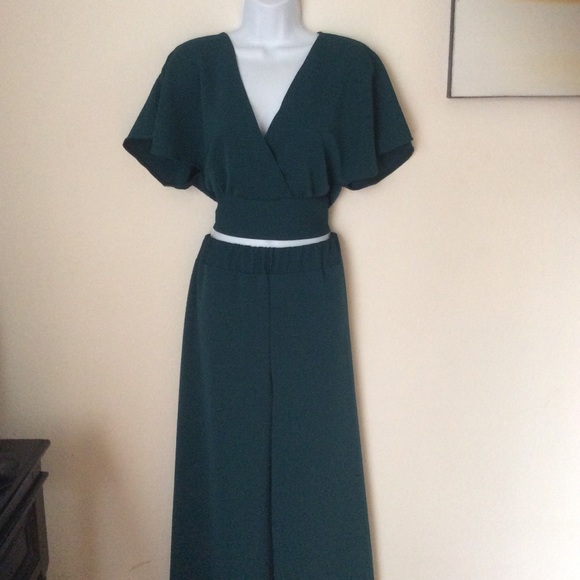 Green crop top and pants combo. - Picture 1 of 2